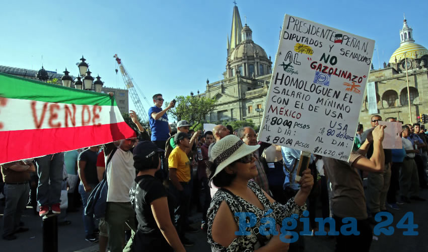 El miserable incremento salarial anunciado a finales de 2016 se encontró con un descarado aumento a las gasolinas de dos pesos por litro, situación que enfureció a miles de jaliscienses, quienes criticaron la falta de valor de Enrique Peña Nieto/Foto: Francisco Tapia