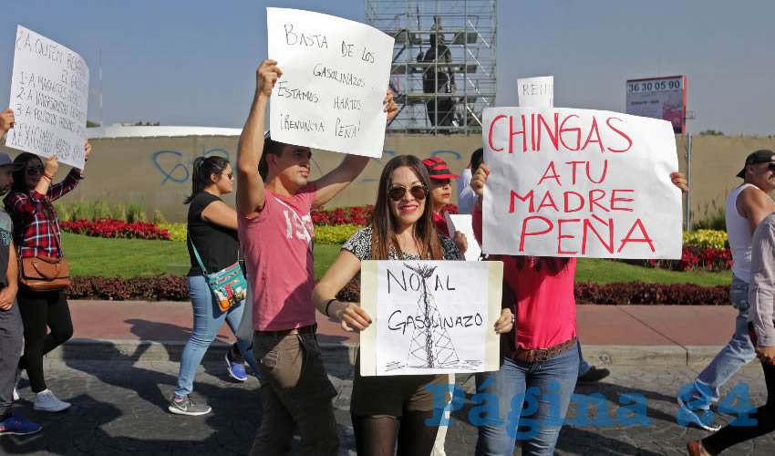 El contingente avanzó por avenida Vallarta-Juárez lanzando consignas contra el mal gobierno y exigiendo la renuncia del presidente de México