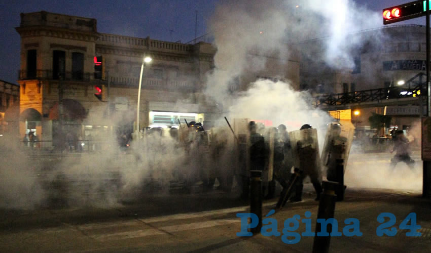 Tras bloquear por aproximadamente dos horas la Calzada Independencia, el contingente dio por terminada la marcha; sin embargo hubo un altercado que derivó en la liberación de los antimotines, quienes lanzaron gas a la calle sin importar que hubiera menores y ancianos/Foto: Cuartoscuro