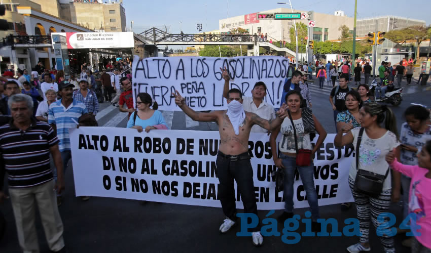 Basta de gasolinazos, robos en despoblado, cuyo principal autor es el presidente Enrique Peña Nieto, a quien exigieron dejar el cargo/Foto: Cuartoscuro