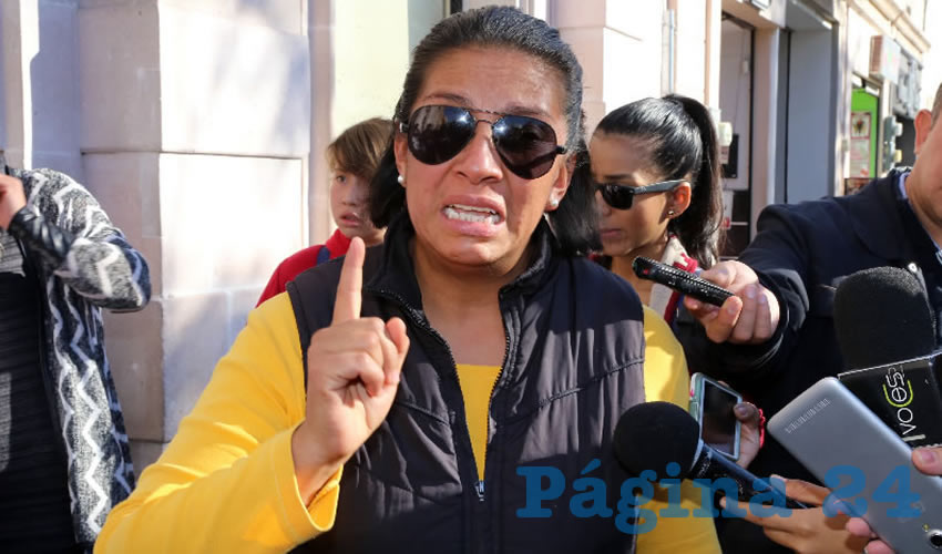 Manifestante contra el “gasolinazo”, afuera del Congreso
