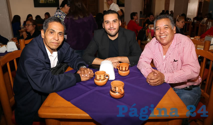 En La Mestiza almorzaron Raúl González Reyes, Aldo Ruiz Sánchez, presidente del Comité Ejecutivo Estatal de Morena; y Cuitláhuac Cardona Campos, representante de Morena ante el IEE