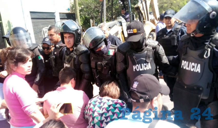 De entre los episodios protagonizados por la policía de Enrique Alfaro, el más reciente ocurrió el pasado 22 de noviembre de 2016, cuando comerciantes de la Feria Permanente del Calzado fueron desalojados con lujo de violencia, deteniendo a cinco de ellos que defendían su patrimonio/Foto: Archivo Página 24