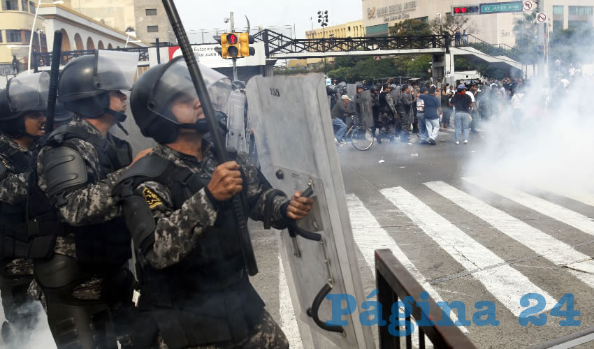 El 25 de noviembre de 2015 los comerciantes ambulantes desalojados de la zona de Obregón bloquearon la Calzada Independencia y avenida Juárez, el mismo punto de la manifestación del lunes; en respuesta, policías estatales y de Guadalajara arrojaron gases lacrimógenos a los ambulantes, que lo único que exigían era que los dejaran trabajar