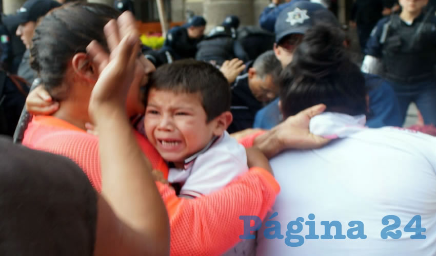 El 3 de diciembre de 2015, comerciantes ambulantes se manifestaban de manera pacífica afuera del ayuntamiento tapatío exigiendo que no los trataran como delincuentes, pero la respuesta de Alfaro Ramírez fue la misma: no hacerles caso y mandarles policías