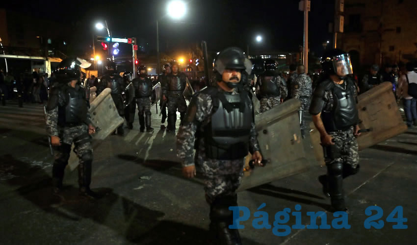 Poco después de la seis de la tarde, por órdenes del gobernador Aristóteles Sandoval, policías del estado armados con escudos y equipo antimotines agredieron a los manifestantes con gas lacrimógeno para esparcir al grupo de personas que supuestamente atacó primero a los uniformados/Foto: Cuartoscuro