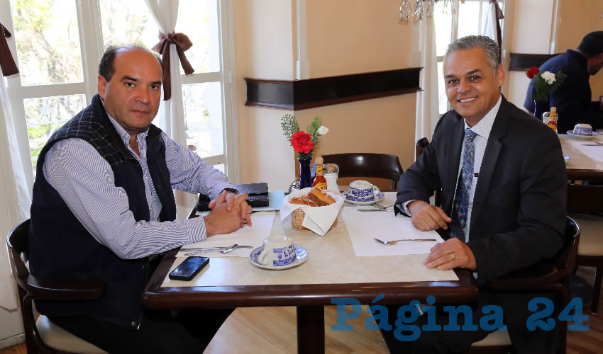 En Sanborns Francia departieron Refugio Muñoz López, secretario del Ayuntamiento de Jesús María, y Noel Mata Atilano, presidente municipal de Jesús María