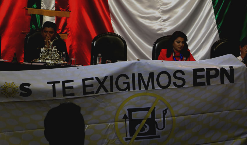 Ciudad de México.- Diputados y senadores de la fracción del PRD mostraron una pancarta en contra del “gasolinazo” durante la Comisión Permanente en la Camara de Diputados (Foto: Saúl López/ Cuartoscuro)