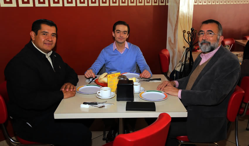En el restaurante Mitla almorzaron los regidores del Municipio Netzahualcóyotl Ventura Anaya y Miguel Romo Reynoso, con Eduardo Martín Jáuregui, titular de la Comisión Estatal de los Derechos Humanos