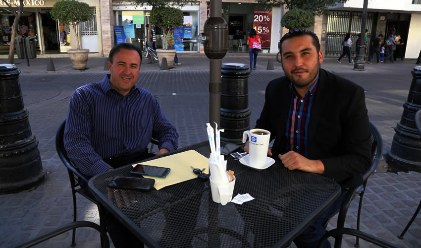 Jorge Brand Romo, empresario, y Aldo Ruiz Sánchez, presidente del Comité Ejecutivo Estatal de Morena, departieron en Café Punta del Cielo