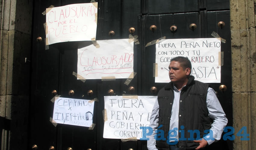 Al llegar al Congreso del Estado y al Palacio de Gobierno de Jalisco los encontraron cerrados, por lo que clausuraron ambos lugares de forma simbólica, colocando cartulinas donde se les acusa de rateros/Fotos: Francisco Tapia