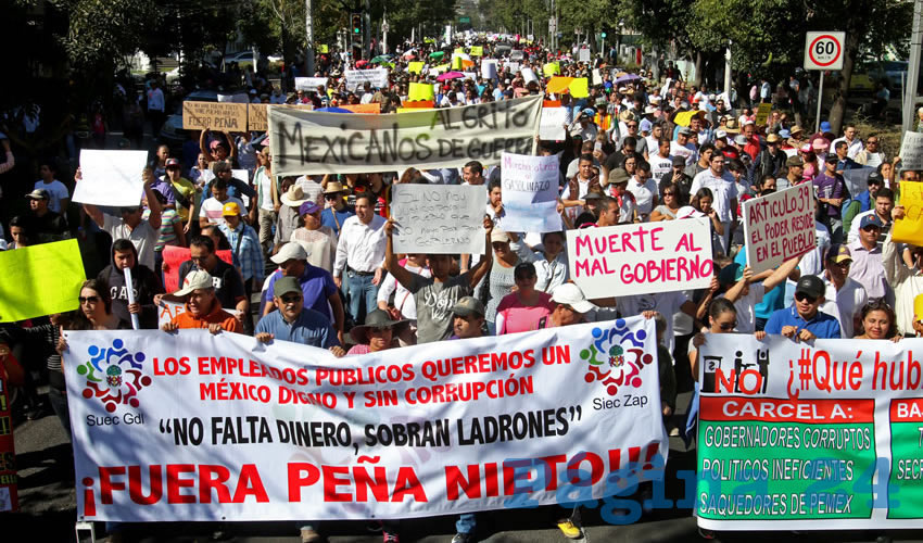 Más de 10 mil personas entre ciudadanos, organizaciones civiles y sindicalizados, todos afectados por el gasolinazo impuesto por Enrique Peña Nieto, salieron a las calles de Guadalajara para tronar contra el saqueo al pueblo/Foto: Cuartoscuro