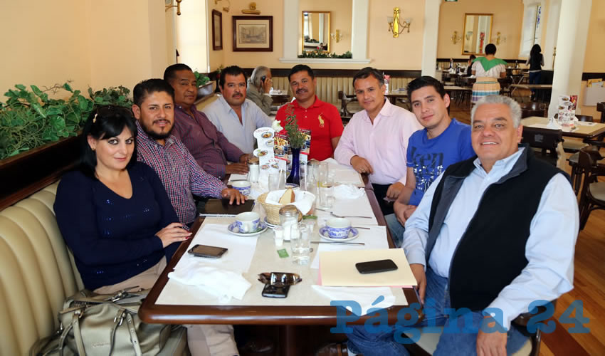 En Sanborns Francia se reunieron Carmen de la Torre Jiménez, Raúl Murillo Aguilar, Alfredo Aranda Becerra, vicepresidente de Uniendo Fuerzas por ti AC; Uriel Dávila Cuevas, René Campo Zapata, Sergio Lucio Becerra Torres, Ulises Adrián García Ponce y Enrique González Aguilar, presidente de Uniendo Fuerzas por ti AC