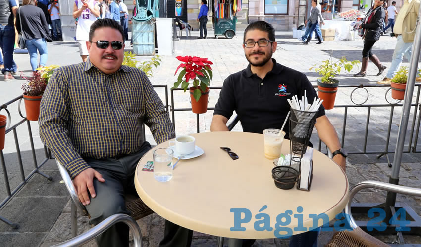 Café Catedral departieron Ismael Martínez Ramos y Ricardo Curiel García, abogados