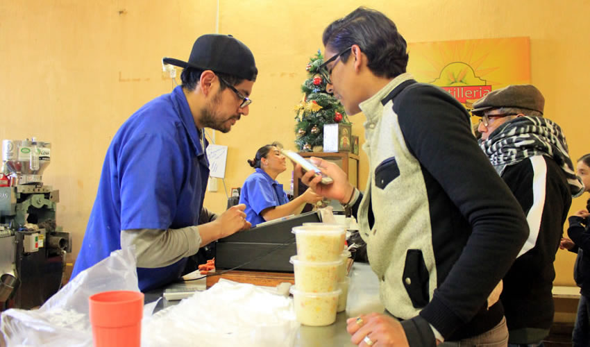 Juan José Trejo González: “En tortillerías donde además de maíz natural utilizan Maseca, ya aumentaron el precio” (Foto Rocío Castro Alvarado)