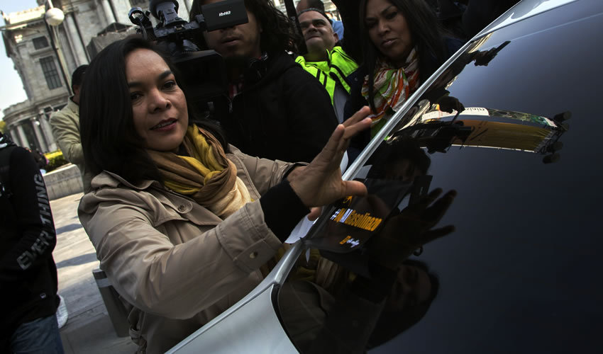 Ciudad de México.- Beatriz Mojica, secretaria general del PRD, entre otros miembros y ciudadanos, realizaron un mitin contra el alza al costo de la gasolina (Foto: Tercero Díaz/ Cuartoscuro)