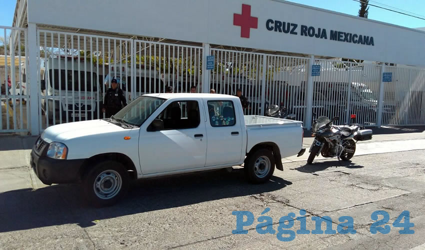 Los delincuentes hurtaron la unidad Nissan pick up, pero finalmente la abandonaron afuera de la Cruz Roja