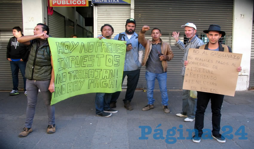 El gasolinazo es una medida enteramente recaudatoria, tronó Fernando Cabrera, del Congreso Nacional Ciudadano, quien llamó a los ciudadanos a no pagar impuestos, en tanto los gobiernos y funcionarios públicos no aseguren calidad de vida a los mexicanos; además, reunirán firmas para exigir la reducción de senadores y diputados a sólo 32, uno por estado, y quitarles todo privilegio/Foto: Archivo Página 24