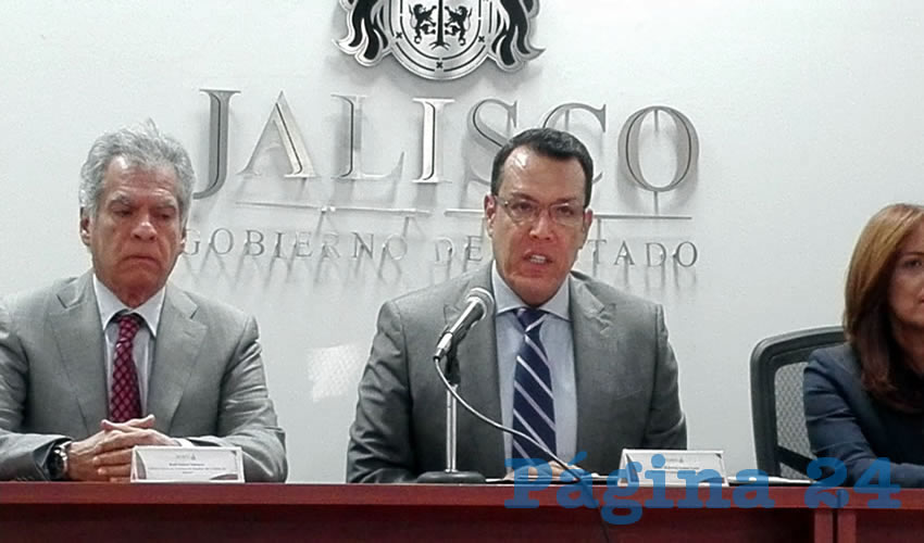 “Debemos ponderar la realidad social y la economía que atraviesa el país; como ya lo manifestó el gobernador de Jalisco, los tiempos actuales nos llaman a la congruencia, por ello es necesario pasar de las palabras a la acción” para mitigar los efectos del gasolinazo, expuso Roberto López Lara al presentar las iniciativas de ‘ahorro’ del gobierno estatal/Foto: Francisco Andalón López