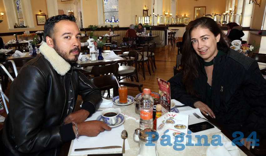 En Sanborns Francia compartieron el pan y la sal Alan Palafox Porter y Lucero Ruiz Durón, jefa de Relaciones Publicas de Comunicación en el Municipio de Aguascalientes