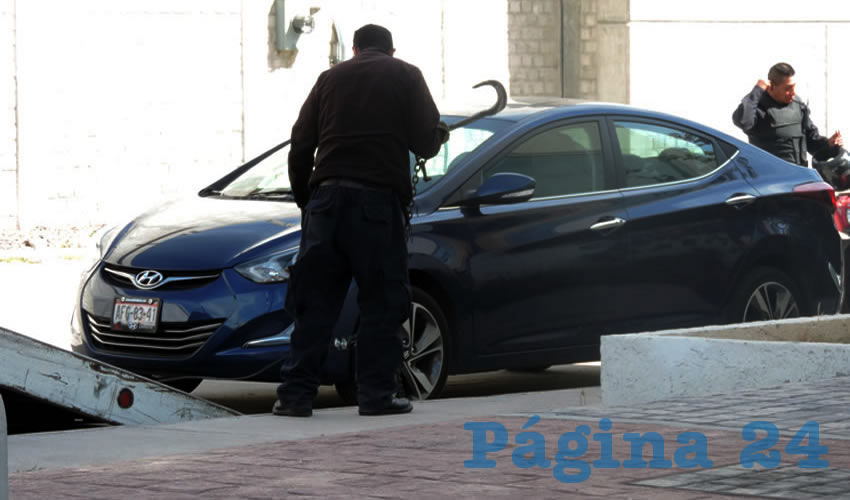 El vehículo Hyundai Elantra que, usando pistolas de postas, hurtaron Santiago Escobedo Cárdenas y su cómplice, el cual logró escabullirse