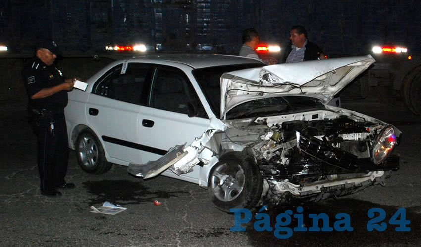 Eduardo Carreón García estampó su Dodge Verna contra la caja de un tráiler