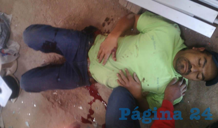 Así quedó el lesionado en el interior del negocio