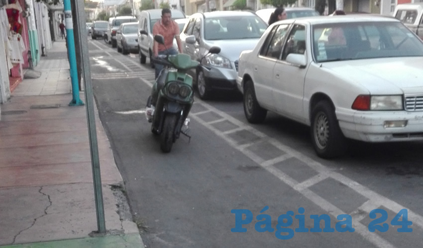 Otro de los grandes problemas en los espacios destinados para los ciclistas es que el resto de los usuarios de la calle no respeta el área exclusiva de circulación, y bloquea el libre tránsito; es más cuestión de educación que otra cosa/Foto: Archivo Página 24