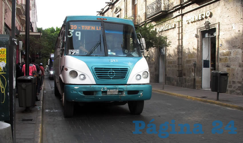 “Tenemos mucho tiempo con autoridades con intereses personales en el tema, sindicales, y eso termina afectando a los usuarios (quien) al final percibe la disminución de unidades”, la subida de un día para otro de la tarifa a ciertas rutas y la baja calidad que hay; no obstante, el gobernador no ha sabido cómo atajar de fondo el problema, criticó el diputado de MC, Alejandro Hermosillo/Foto: Francisco Tapia