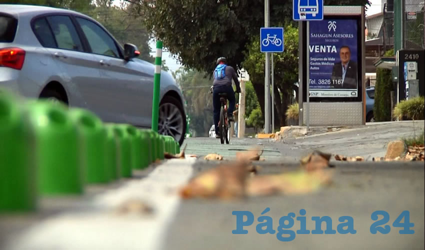 En el caso de la nueva ciclovía de avenida México, el confinamiento es con postes de plástico que son retráctiles para que duren más; sin embargo abarcan alrededor de 40 centímetros, quitándole parte de la vía a ciclistas