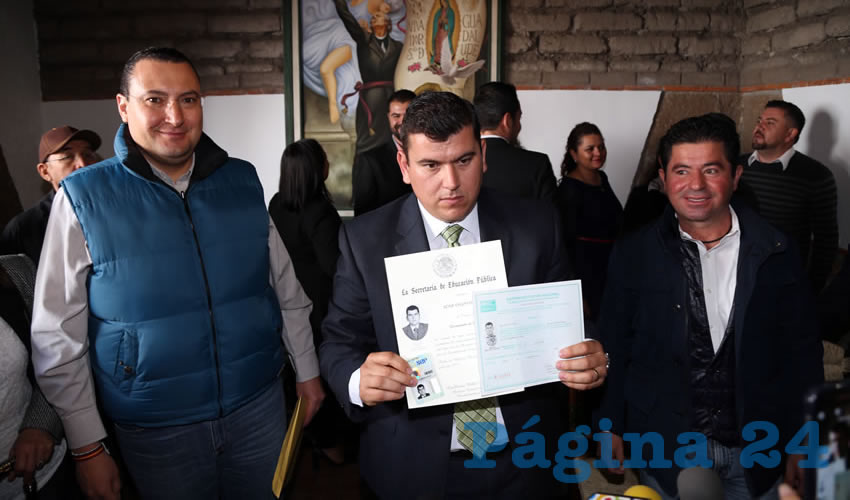 Adán Valdivia mostró a los medios de comunicación su “segundo” certificado de bachillerato así como su título y cédula profesional que fueron emitidos por la SEP y que ostenta sin ninguna impugnación en su caso