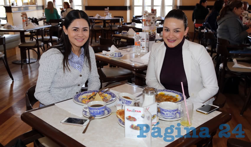 En Sanborns Francia desayunaron Adriana Aguilar Ramírez, secretaria de Fortalecimiento Interno del CEN del PAN; y Martha Márquez Alvarado, titular de la Secretaría de Bienestar y Desarrollo Social (Sebideso