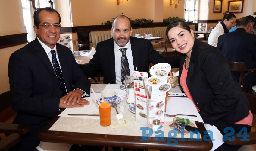 Francisco Rodríguez Delgado, diputado local; César López Rodríguez y Luz María García Hernández, compartieron el pan y la sal en Sanborns Francia