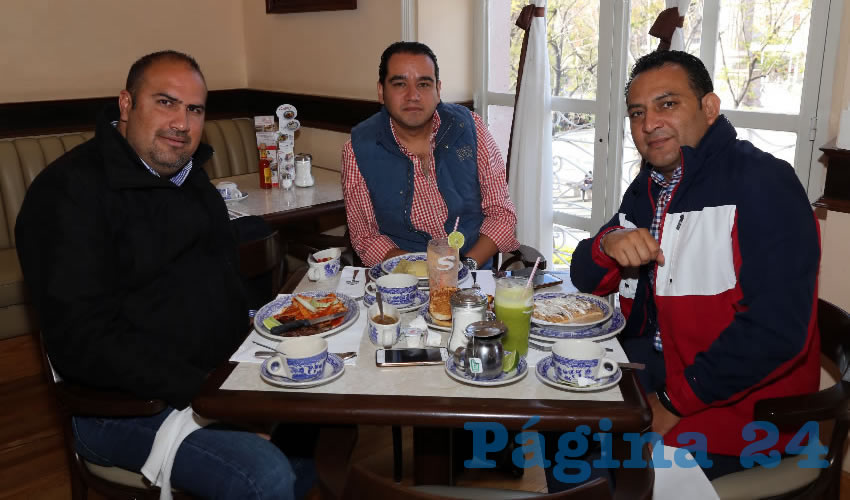 En Sanborns Francia almorzaron Jorge Rocha Pérez, Guillermo Flores Suárez del Real y Rodolfo Téllez Moreno, jefe de la Oficina Ejecutiva de la Presidenta Municipal de Aguascalientes