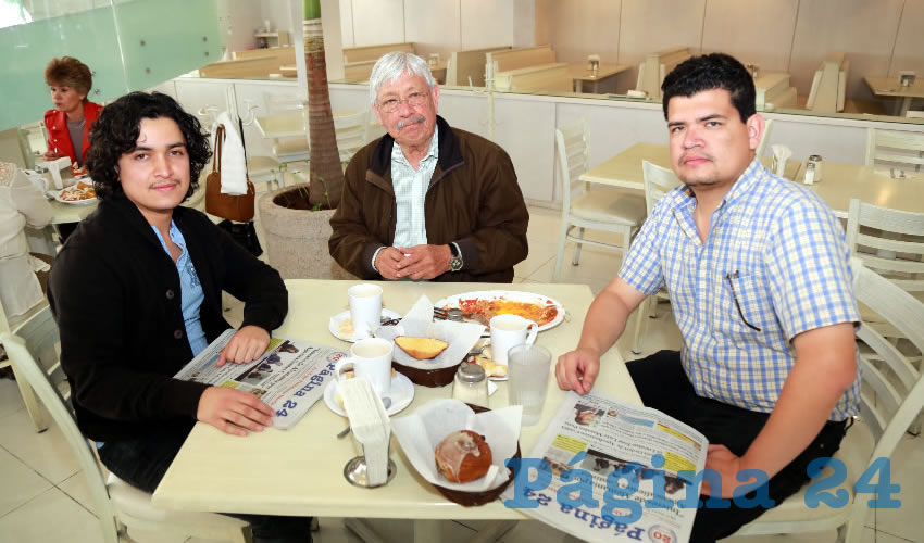 En el restaurante Del Centro desayunaron Alberto Bañuelos Solís, Manuel de Jesús Bañuelos Hernández, representante de Morena en el IEE; y Leonardo Bañuelos Solís
