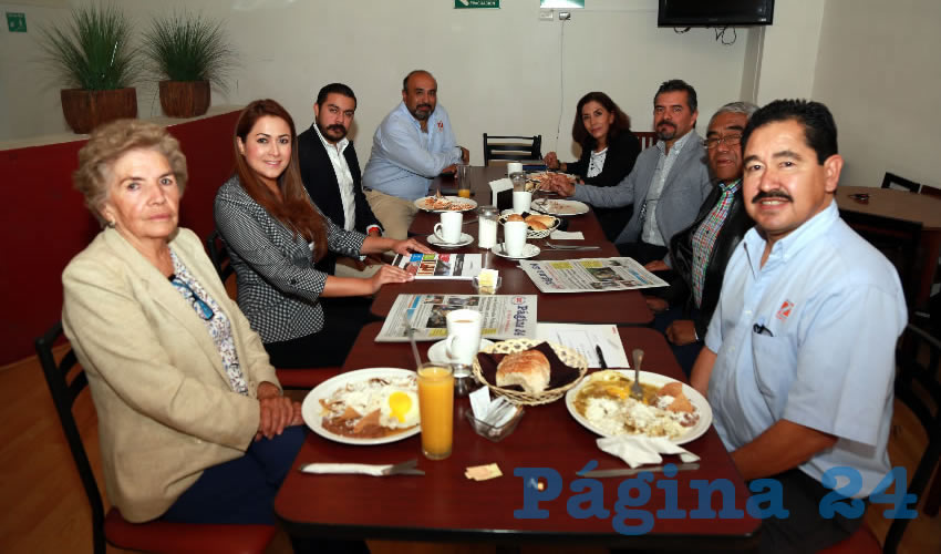 En el restaurante Bocata Terrace se reunieron Cesaria Delgadillo García, Teresa Jiménez Esquivel, presidenta Municipal de Aguascalientes; Ignacio Hernández, Eduardo Orozco León, arquitecto; Malena Castillo Delgadillo, Jesús Antonio Castillo Delgadillo, Ramón Jiménez Peñaloza, presidente del Voluntariado y del DIF Municipal; y Ariel Muñoz Mayer