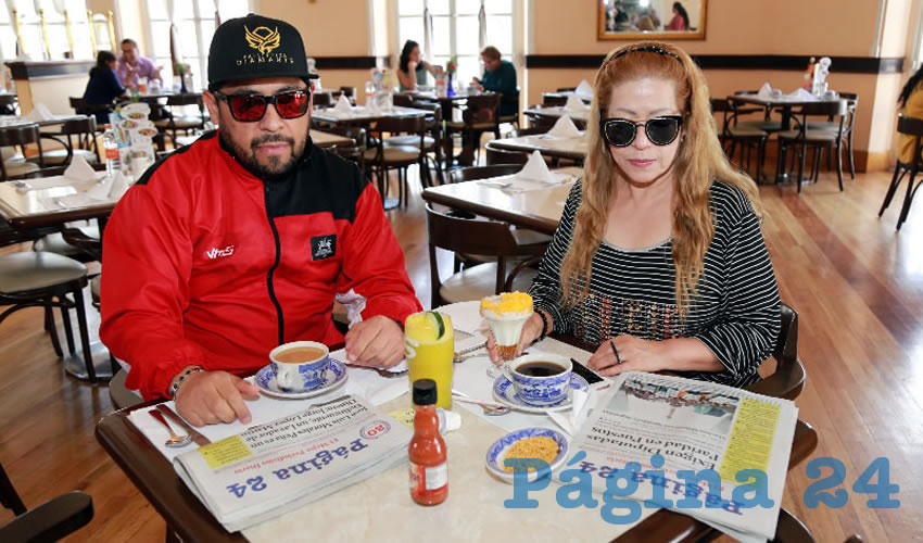 En Sanborns Francia almorzaron Mario César Macías Zúñiga, y la empresaria Josefina Cruz.