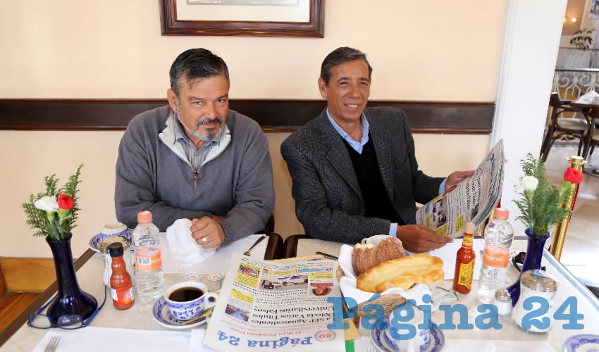 En Sanborns Francia almorzaron Javier Muñoz Zúñiga e Isidoro Armendáriz García, delegado de la Sedatu