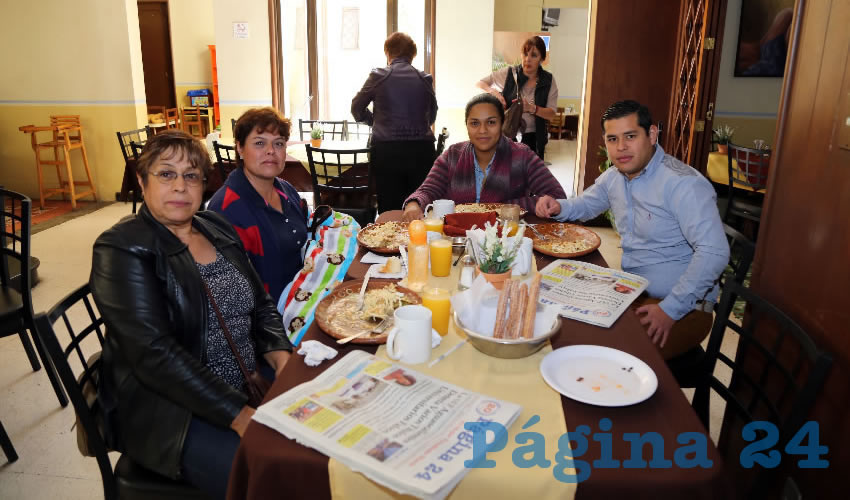 En el restaurante Los Antojitos de Carranza desayunaron Gilda Flores Navarro, Mayra Romero Flores, Michelle Romero Sánchez y Ricardo Martínez Bermúdez