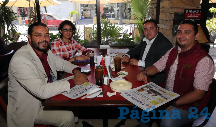 En Las Antorchas compartieron el primer alimento de la mañana Alejandro de la Cruz, secretario general de Morena; María Elena Díaz Andrade, regidora del Municipio de Jesús María; Eric Rodríguez Aranda y Francisco Javier Martínez Ruiz