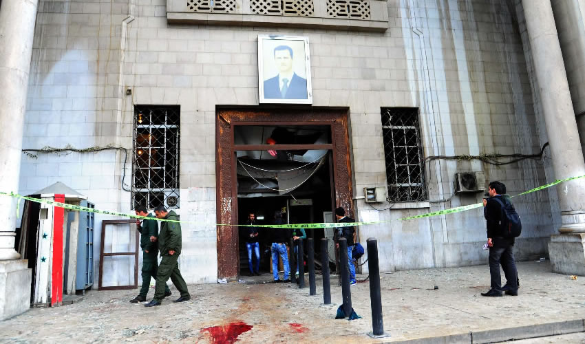 Damasco, Siria.- Cordón policial en el Palacio de Justicia, luego de que un atacante suicida detonó un cinturón de explosivos (Foto: Xinhua)