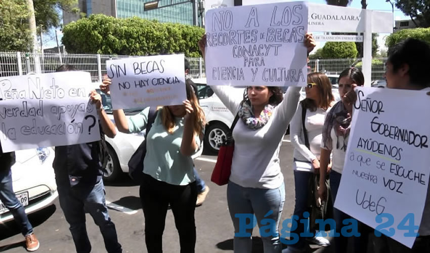 El recorte a las becas de Conacyt que está implementando el gobierno federal sólo generará que el país retroceda en materia de ciencia, tecnología y conocimiento de calidad, criticaron alumnos inconformes/Fotos: Francisco Andalón López