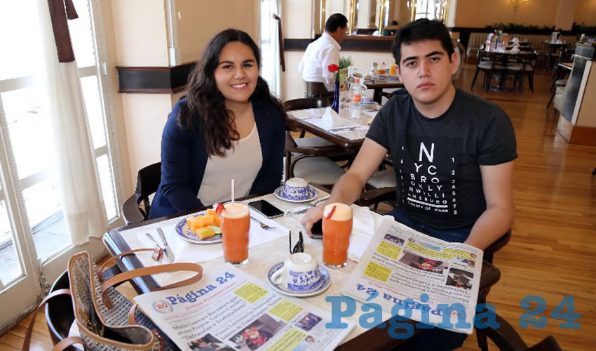 Anahí Cabrera Mata y Emiliano Floriano Zermeño desayunaron en Sanborns Francia
