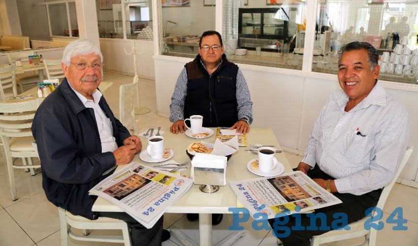 En restaurante Del Centro almorzaron Manuel de Jesús Bañuelos Hernández, representante de Morena ante el Organismo Público Local Electoral (OPLE); Daniel Gutiérrez Castorena, representante de Morena ante el INE; y Cuitláhuac Cardona Campos