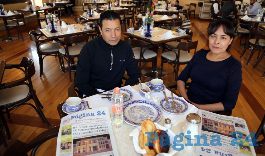En Sanborns Francia compartieron el primer alimento de la mañana Martín Alonso Rosas y Petra Cruz Lara