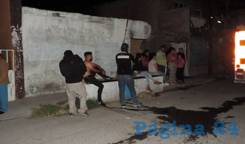 Heridos y vecinos, afuera de la casa atacada por dos delincuentes