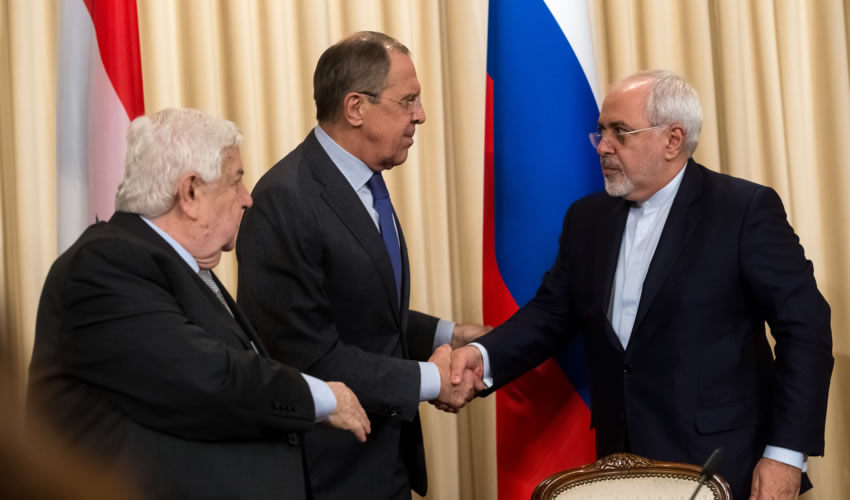 Pie: Moscú, Rusia.- Los ministros de Relaciones Exteriores, de Siria Walid al-Muallem, de Rusia Sergey Lavrov, y de Irán Mohammad Javad Zarif (Foto: Xinhua)