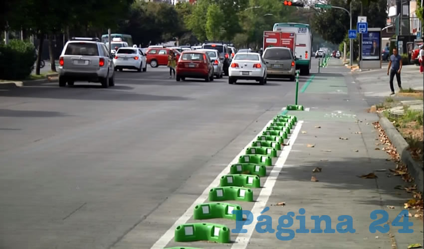 El confinamiento de cada ciclovía también tiene que ver con la velocidad en la que se transita y por ende es diferente en avenidas con una velocidad permitida de 50 kilómetros por hora, tal es el caso de avenida México (imagen superior) o si se trata de una con tan sólo 30 kilómetros por hora, como López Cotilla, explicó Yeriel Salcedo, de GDL en Bici/Fotos: Francisco Andalón