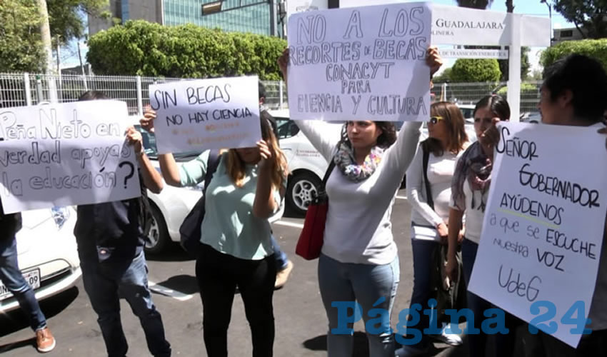 Desde hace un mes, alumnos inscritos en el Programa Nacional de Posgrados de Calidad PNPC de todo el país han mostrado su inconformidad ante los recortes de las becas; en Jalisco protestaron en eventos del gobernador y del rector de la UdeG hasta alcanzar su cometido/Foto: Archivo Página 24