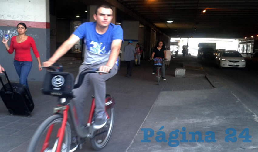 El usuario de la bicicleta, como el peatón o el automovilista, es un actor en la movilidad urbana, y como tal “debe aprender a respetar a incorporarse en ese contexto”, pues ya existe una ley que norma lo que sí y lo que no deben hacer los ciclistas, explicó el panista Alfonso Petersen/Foto: Francisco Tapia